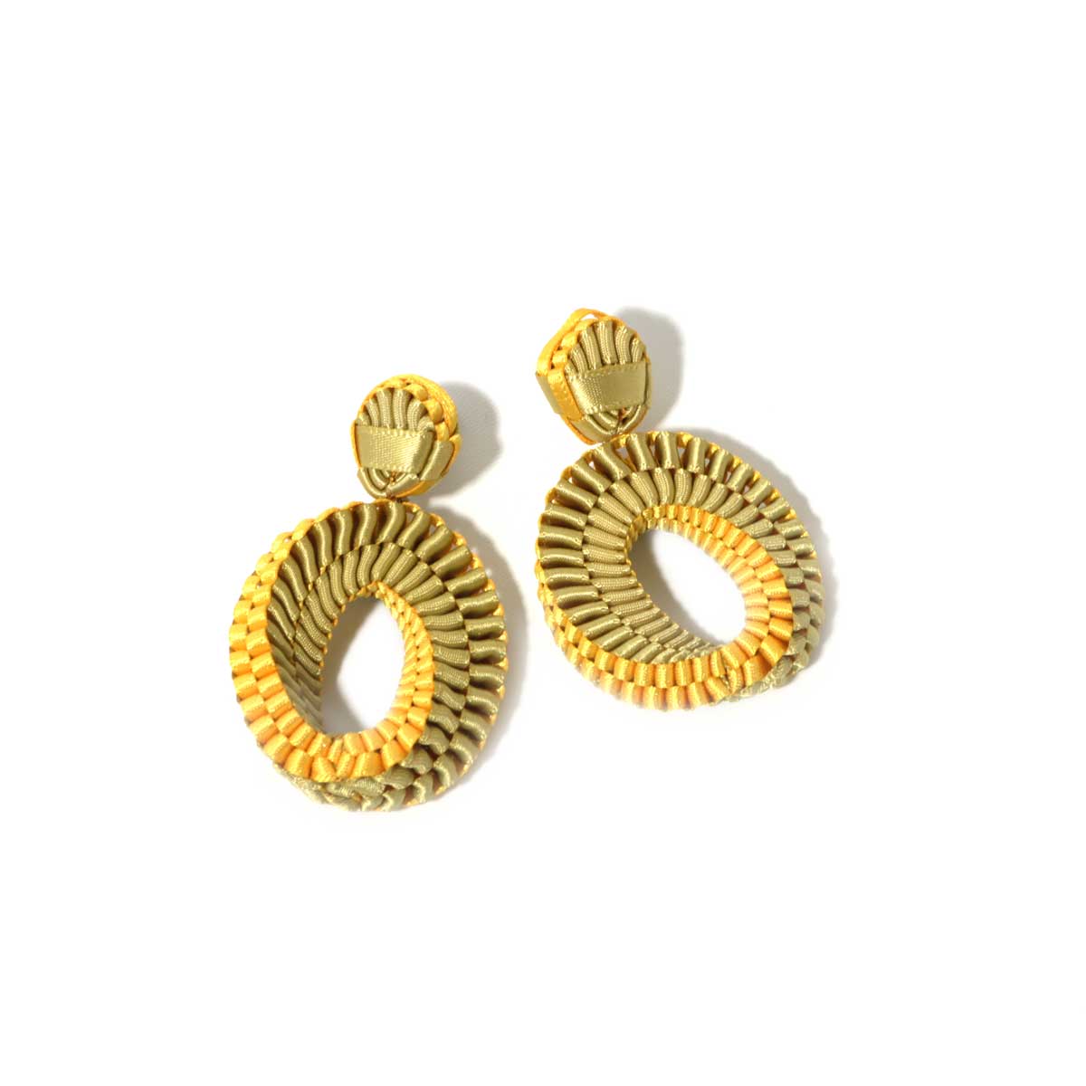 メビウスの輪をイメージして作られたリボンピアス