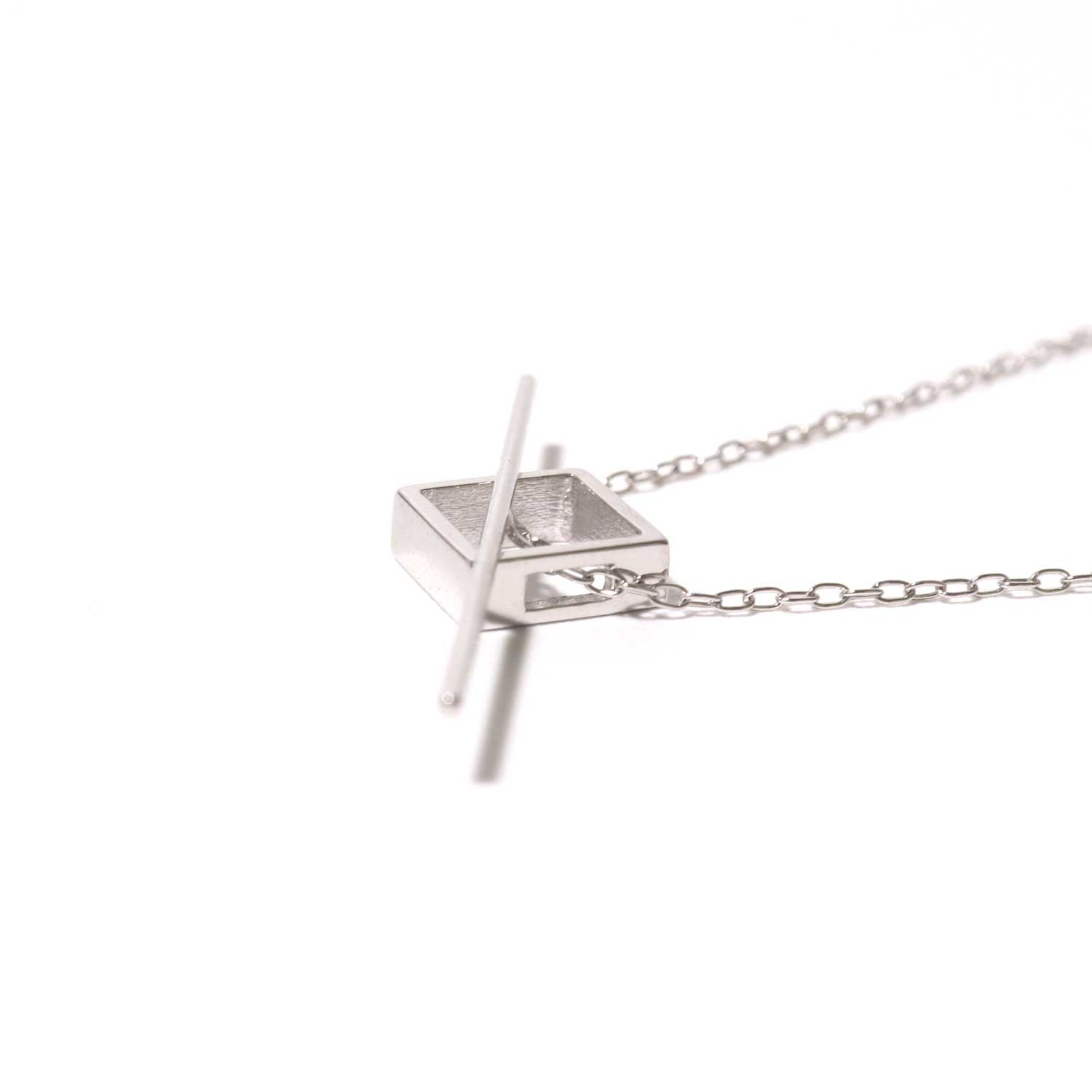 着脱の簡単なキューブデザインのシルバーネックレス