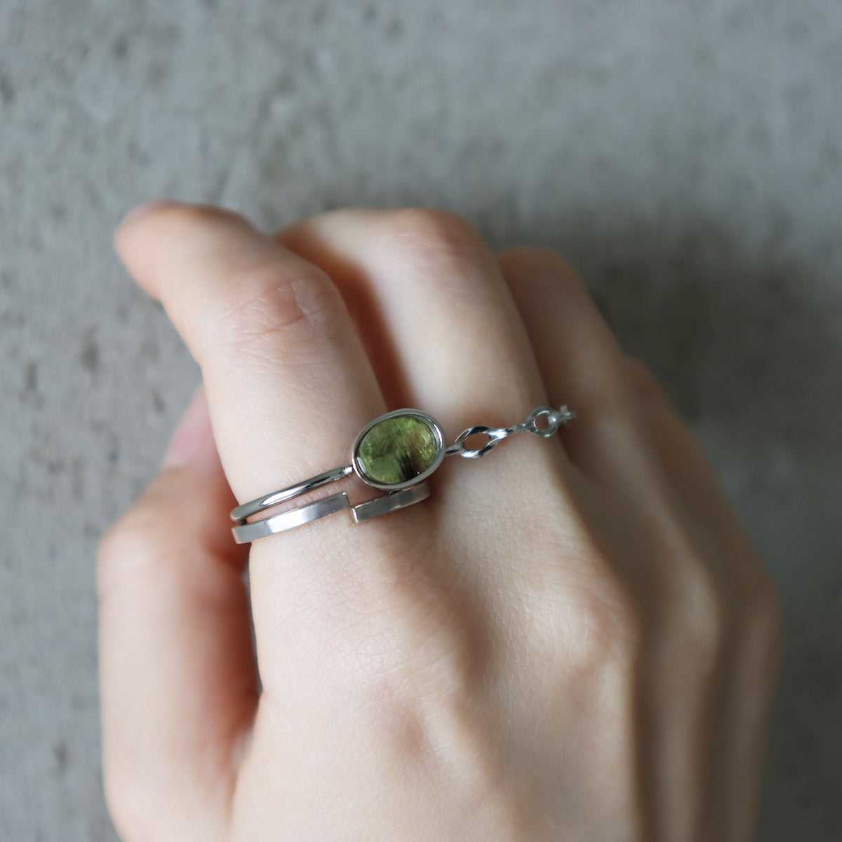 Protrude (Pt) / Ring <br> Peridot rutile quartz