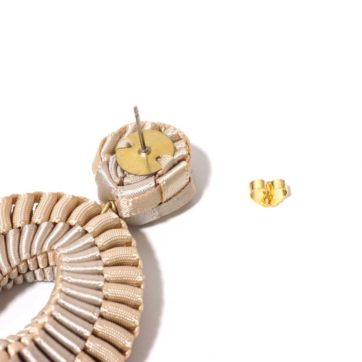 メビウスの輪をイメージして作られたリボンピアス