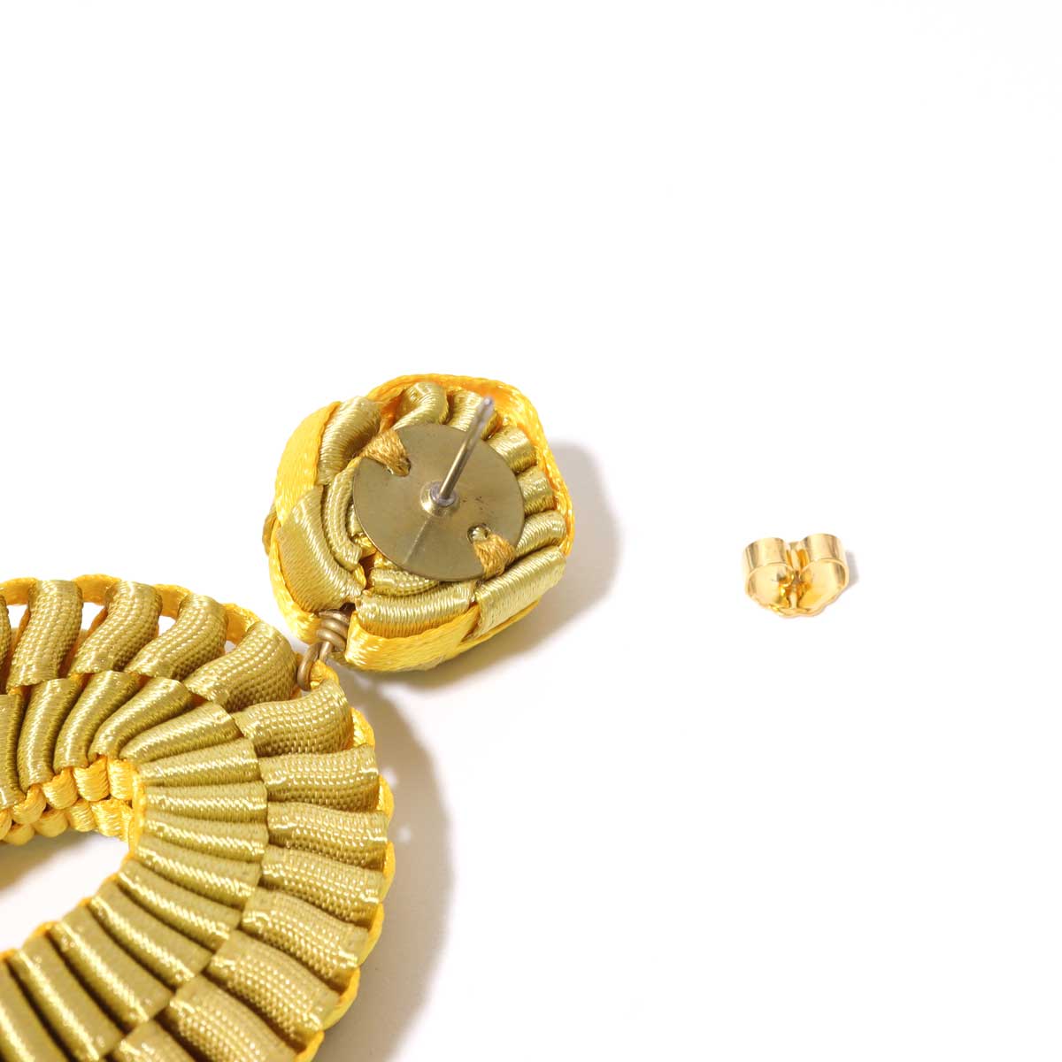 メビウスの輪をイメージして作られたリボンピアス