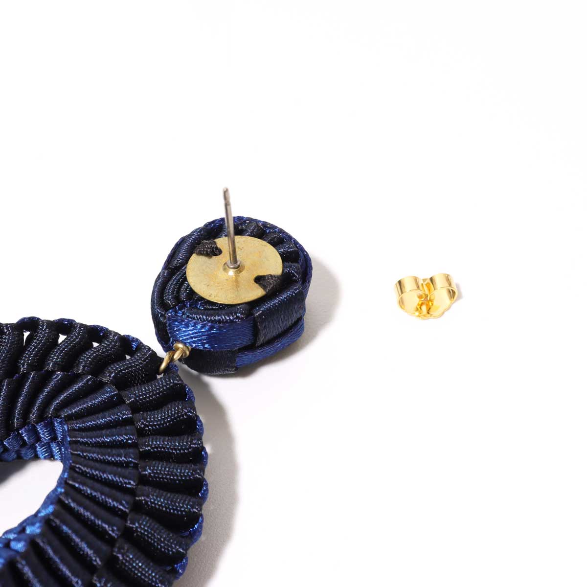 メビウスの輪をイメージして作られたリボンピアス