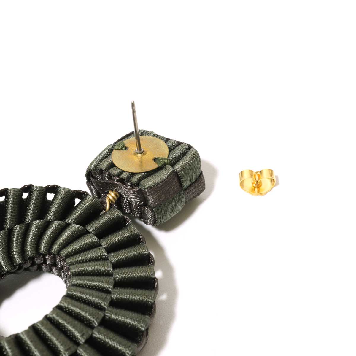 メビウスの輪をイメージして作られたリボンピアス