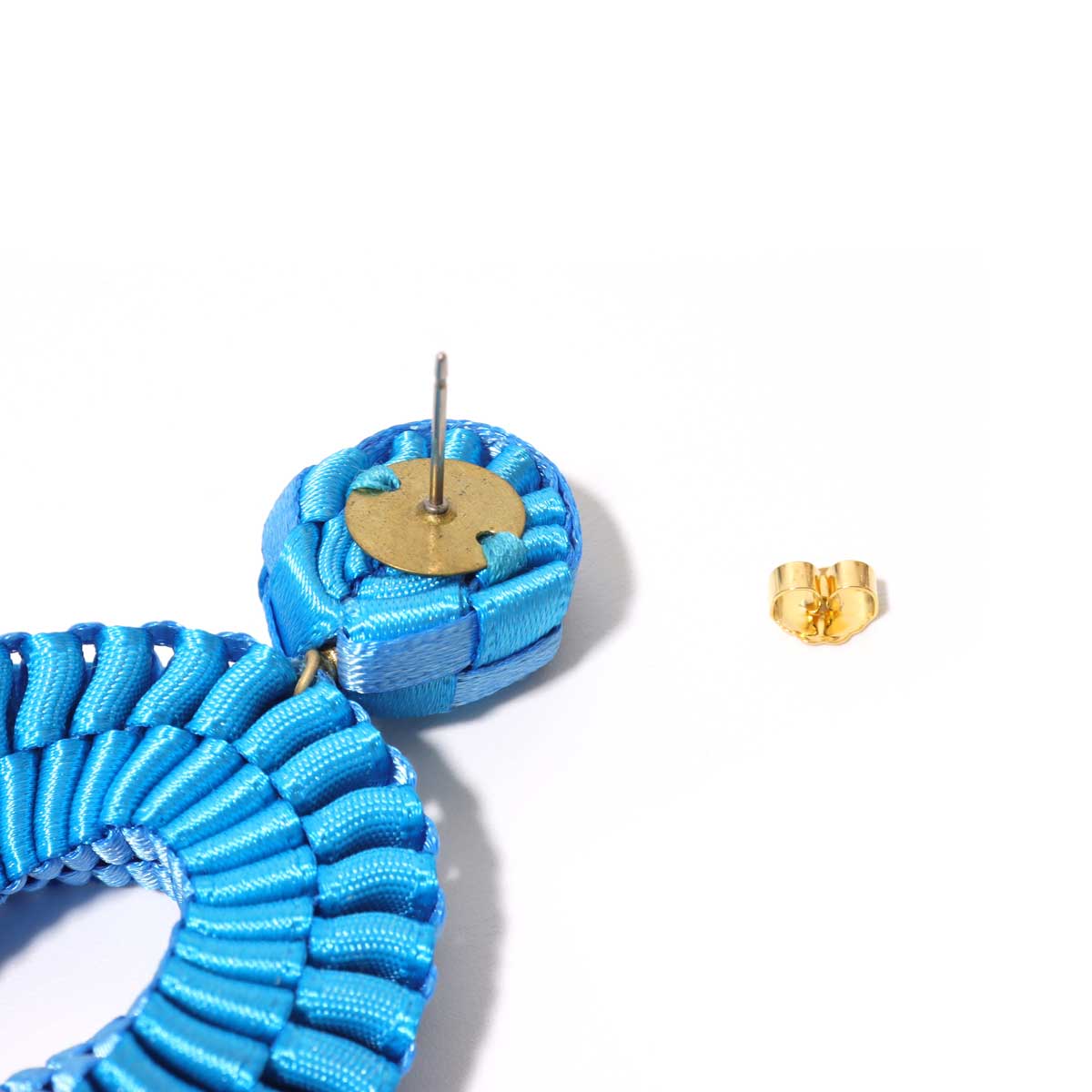 メビウスの輪をイメージして作られたリボンピアス