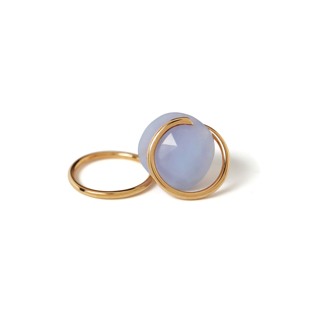 カルセドニーのCircle Pierced Earring｜柔らかな青が揺れる一点物 