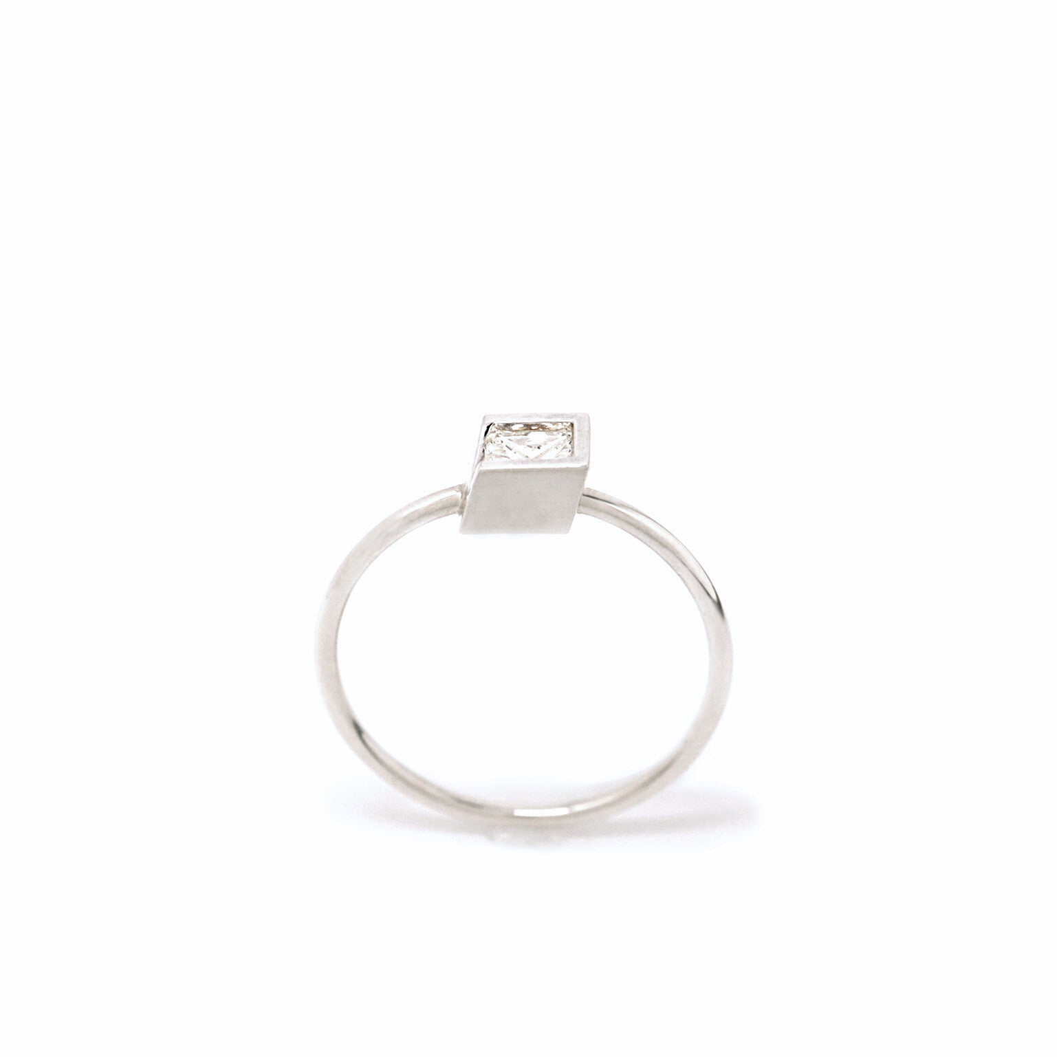 Iridescence Ring / 4.0 <br> Diamond <br> Pt900