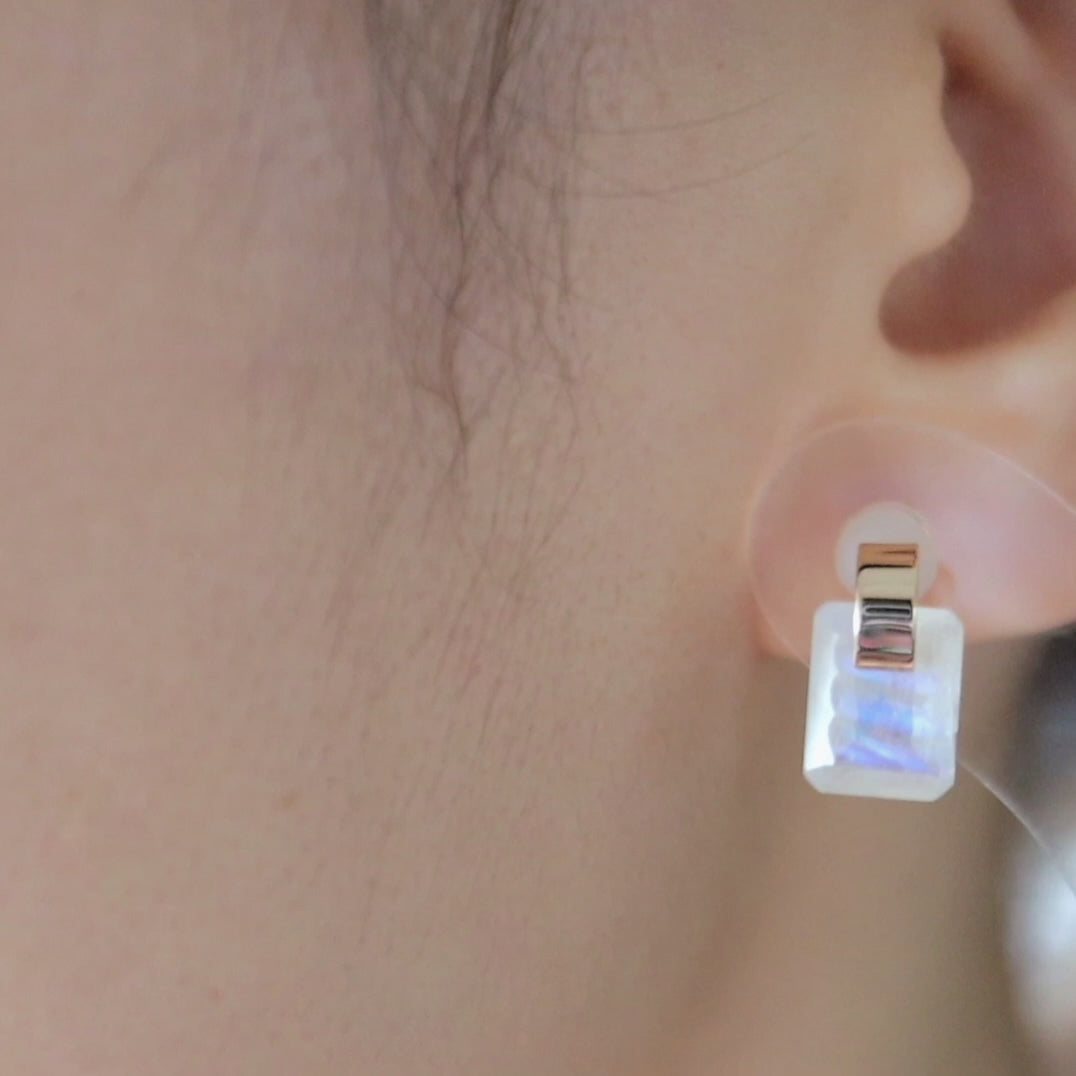虹色のシラーが美しいレインボームーンストーンのピアス