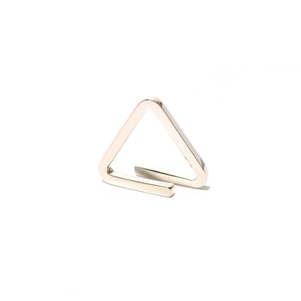 シルバー素材の三角形のイヤーカフ