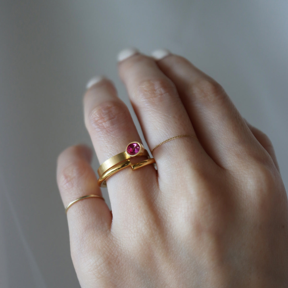 Protrude (K18) / Ring <br> Pink sapphire
