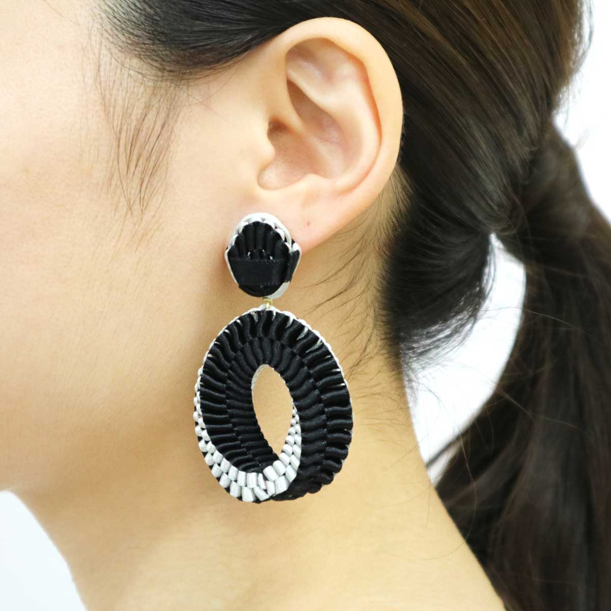 メビウスの輪をイメージして作られたピアス