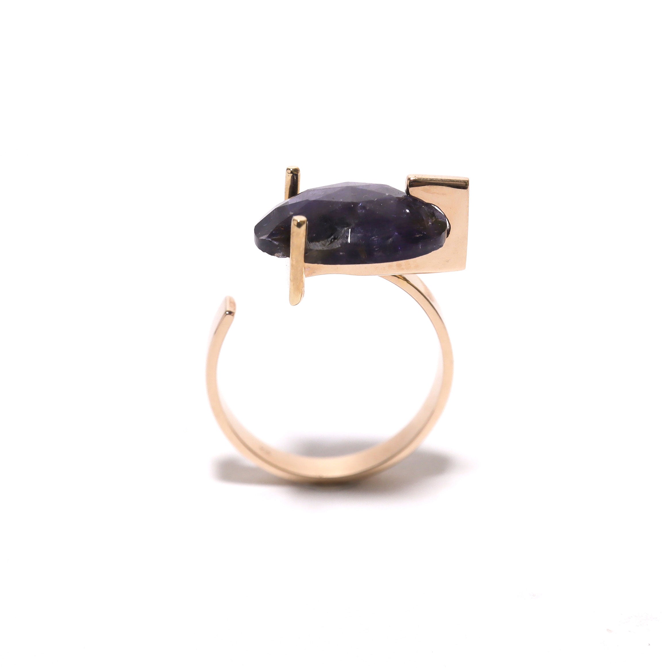 T ring / Iolite