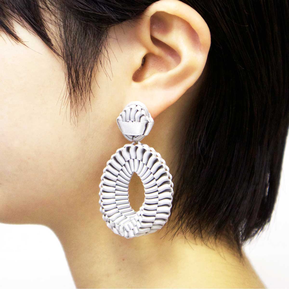 メビウスの輪をイメージして作られたリボンピアス