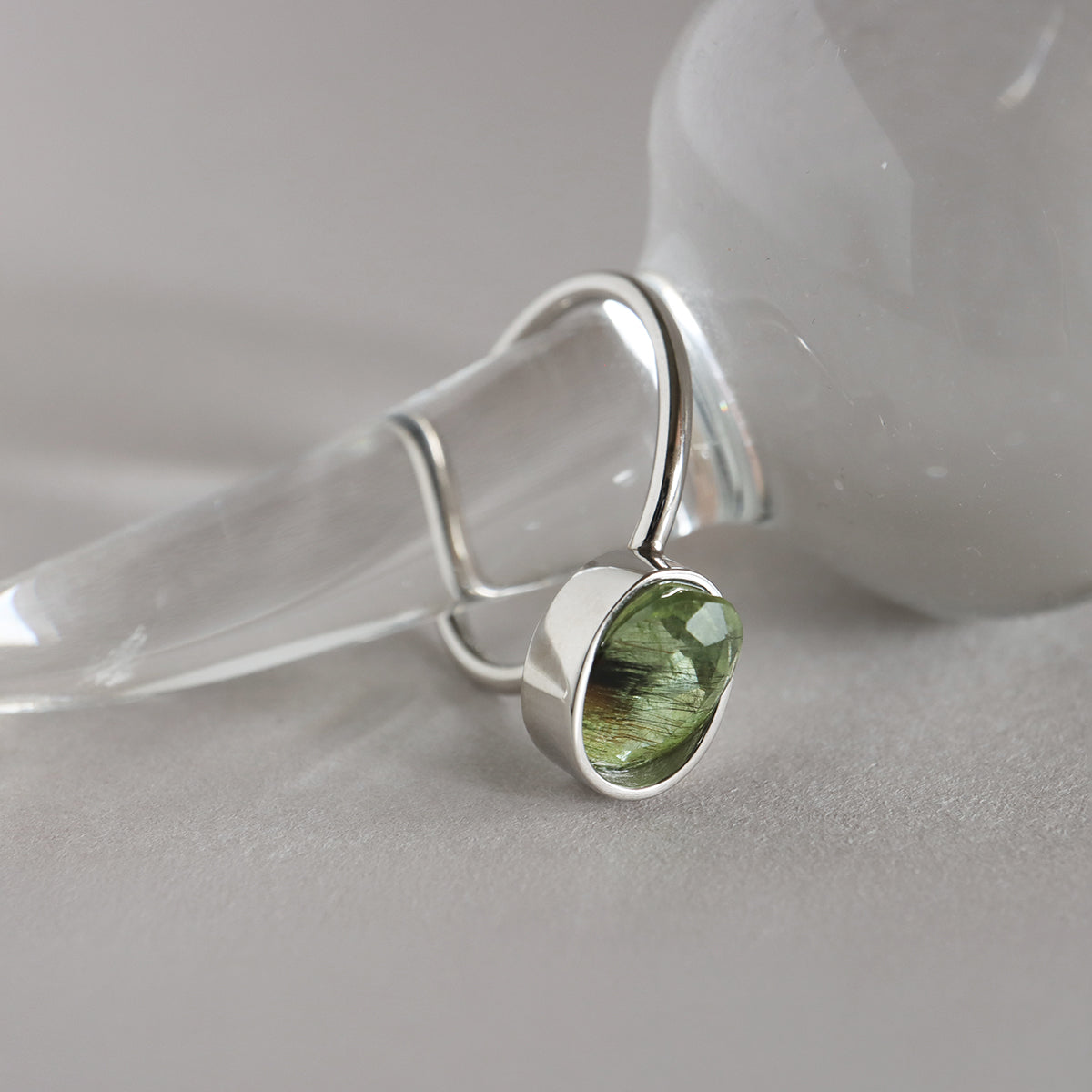 Protrude (Pt) / Ring <br> Peridot rutile quartz