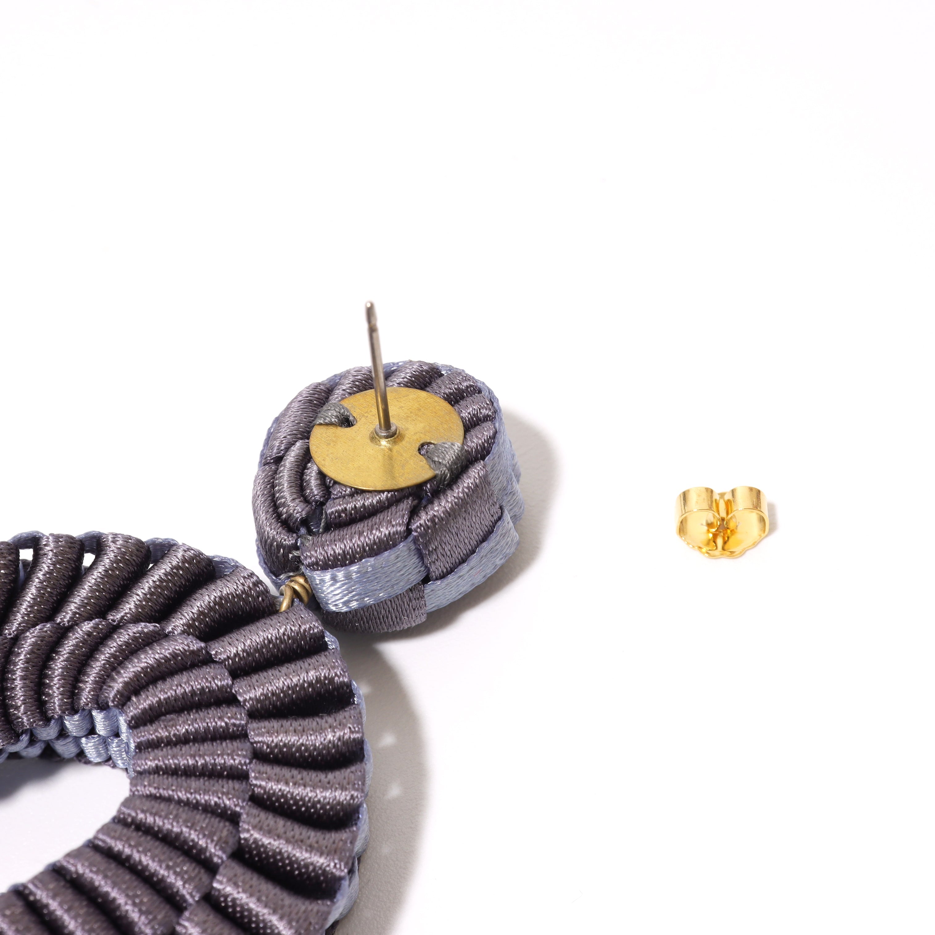 メビウスの輪をイメージして作られたリボンピアス
