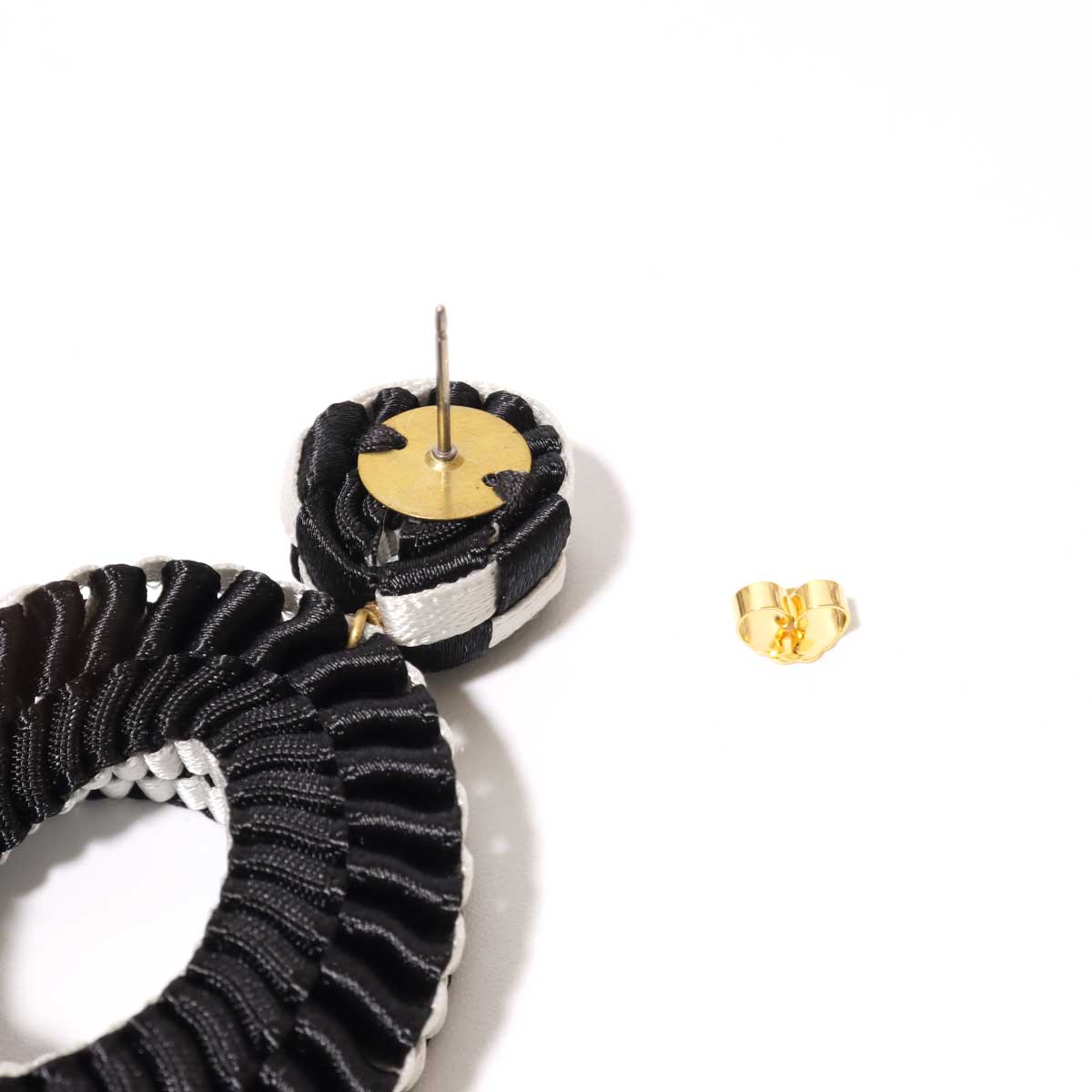 メビウスの輪をイメージして作られたピアス