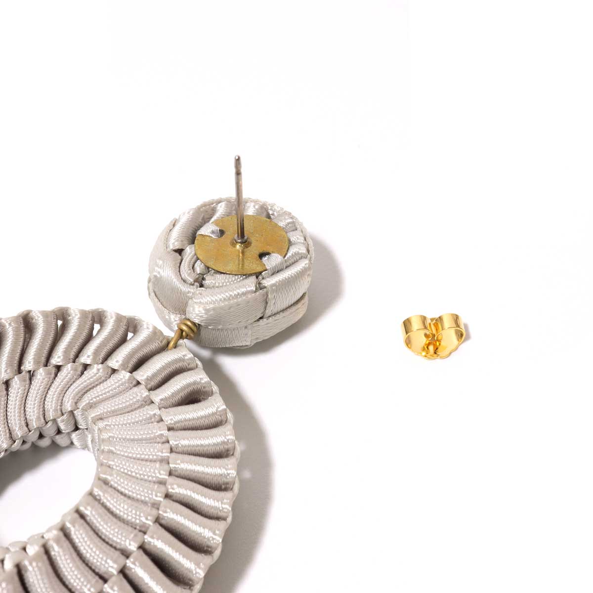 メビウスの輪をイメージして作られたリボンピアス