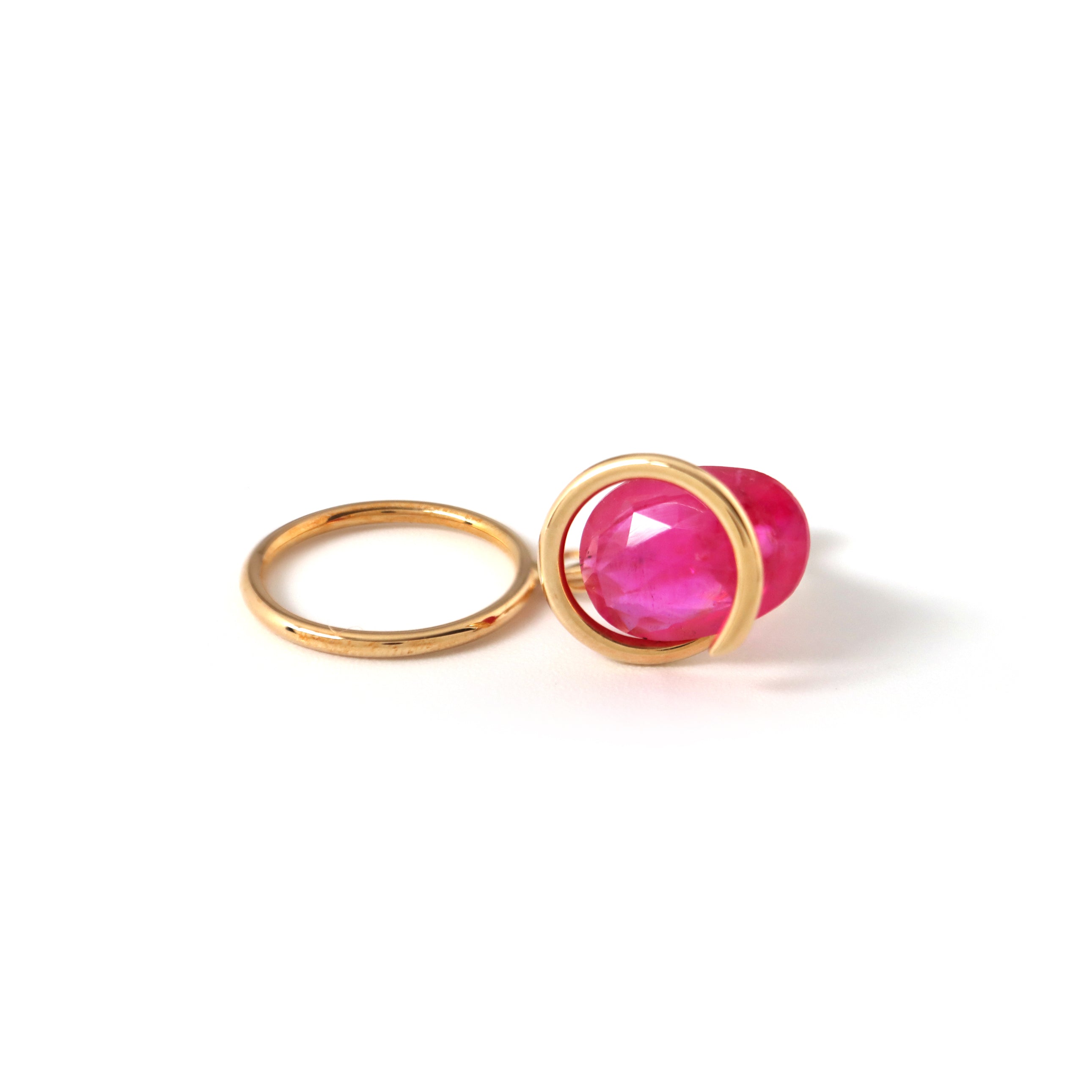 Circle / Non hole Earring (single) <br> Ruby