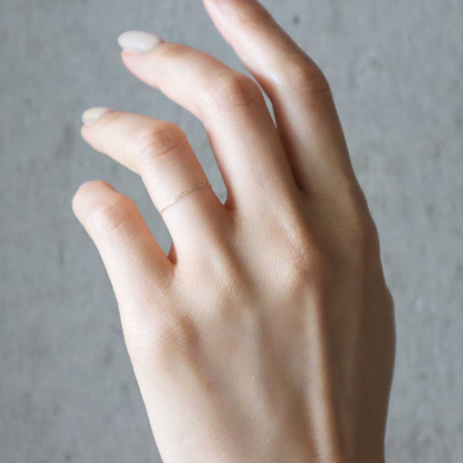 K10素材の華奢なチェーンでお作りしたシンプルなリングの着用画像