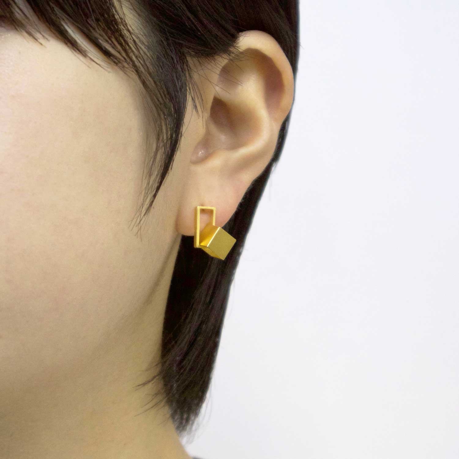マットな質感でシンプルなデザインのキューブピアス